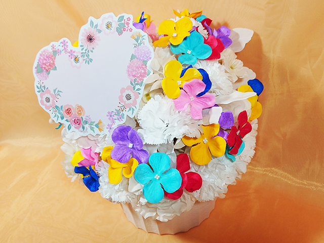 楽屋花アレンジ／白ベース+カラフルアジサイ／Yatsugi Flower Dye Lab（八ツ木フラワーダイラボ）