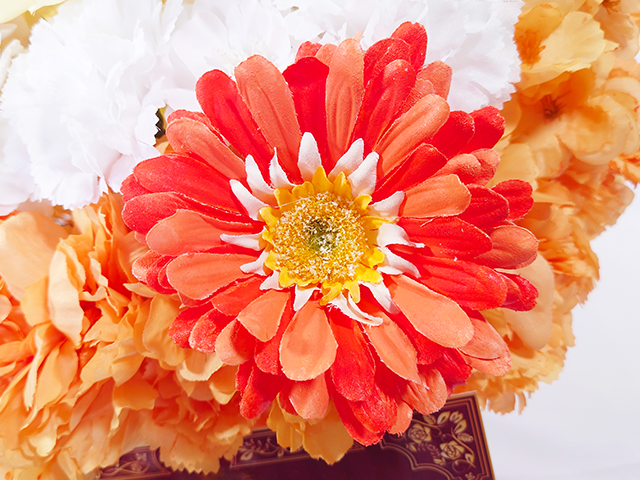 楽屋花アレンジ／レインボーガーベラ／Yatsugi Flower Dye Lab（八ツ木フラワーダイラボ）