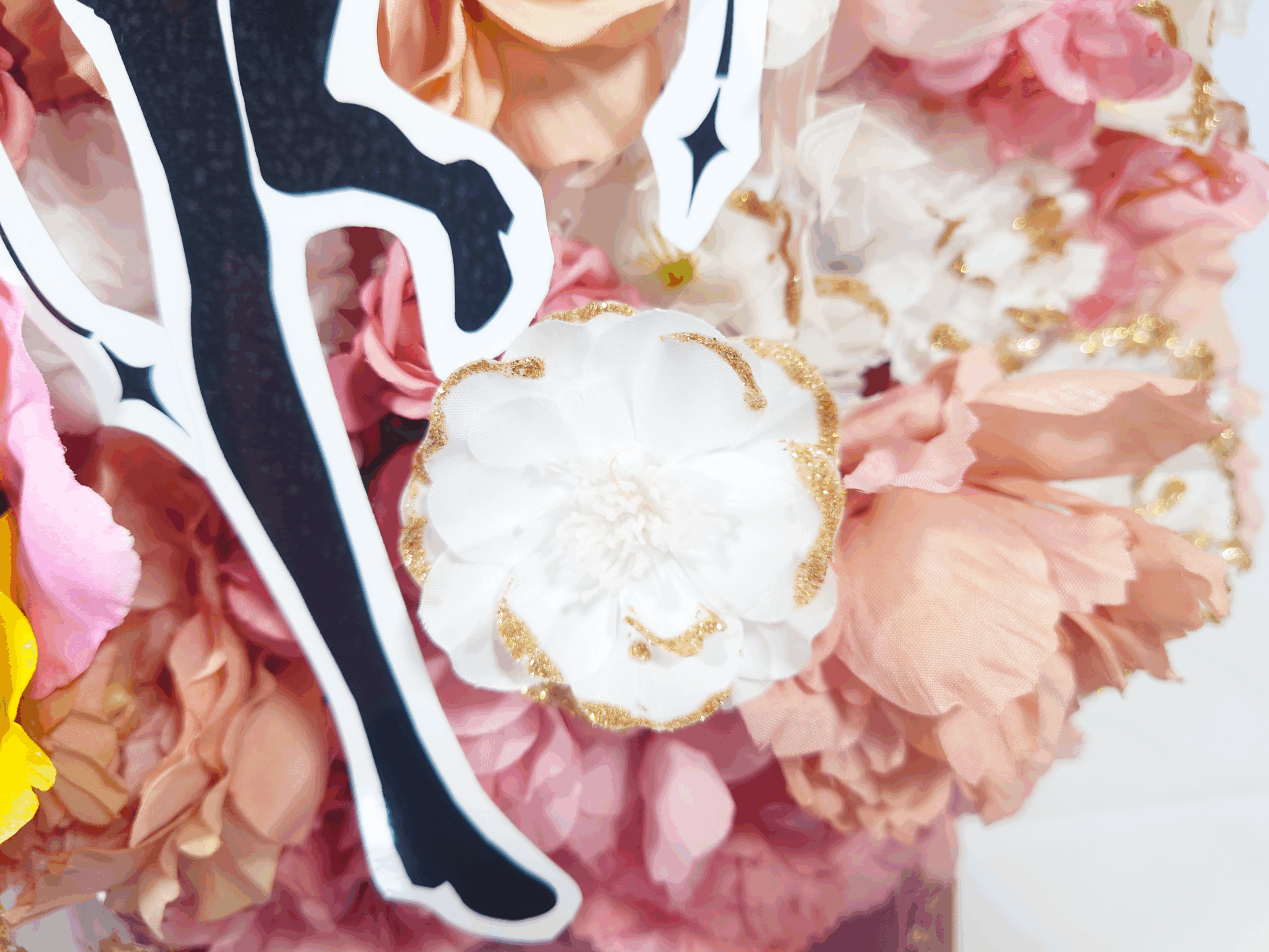 楽屋花アレンジ／ゴールドラメ／Yatsugi Flower Dye Lab（八ツ木フラワーダイラボ）