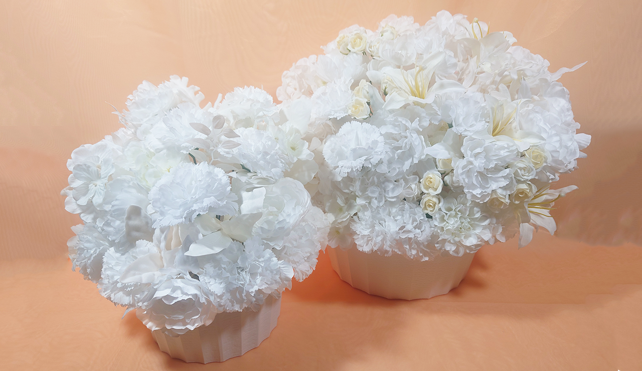 楽屋花アレンジ／ワンサイド／ベース／Yatsugi Flower Dye Lab（八ツ木フラワーダイラボ）