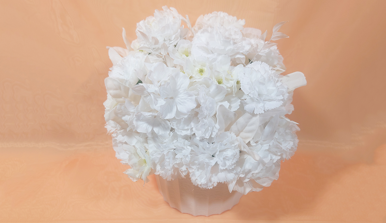 楽屋花アレンジ／ワンサイド／ベース／Yatsugi Flower Dye Lab（八ツ木フラワーダイラボ）