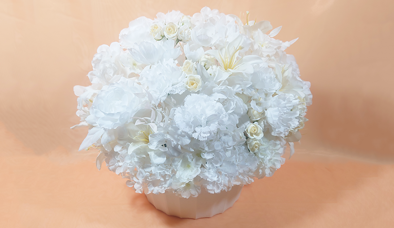 楽屋花アレンジ／ワンサイド／ベース／Yatsugi Flower Dye Lab（八ツ木フラワーダイラボ）