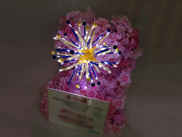 楽屋花アレンジ／桜ピンクのステージ+花火モチーフ装飾2／Yatsugi Flower Dye Lab（八ツ木フラワーダイラボ）