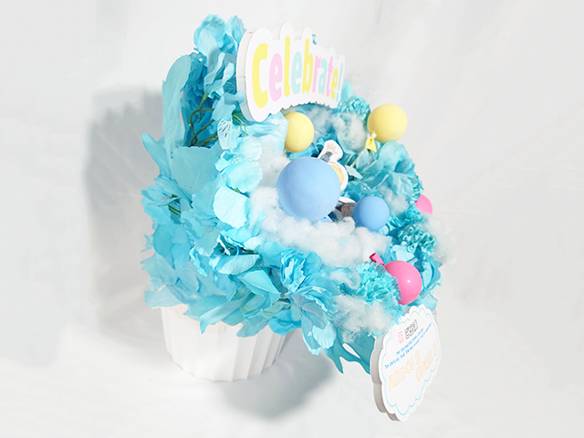 楽屋花アレンジ／水色のコーンスタイルアレンジ3／Yatsugi Flower Dye Lab（八ツ木フラワーダイラボ）