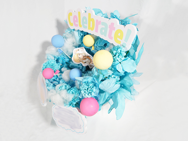 楽屋花アレンジ／水色のコーンスタイルアレンジ2／Yatsugi Flower Dye Lab（八ツ木フラワーダイラボ）