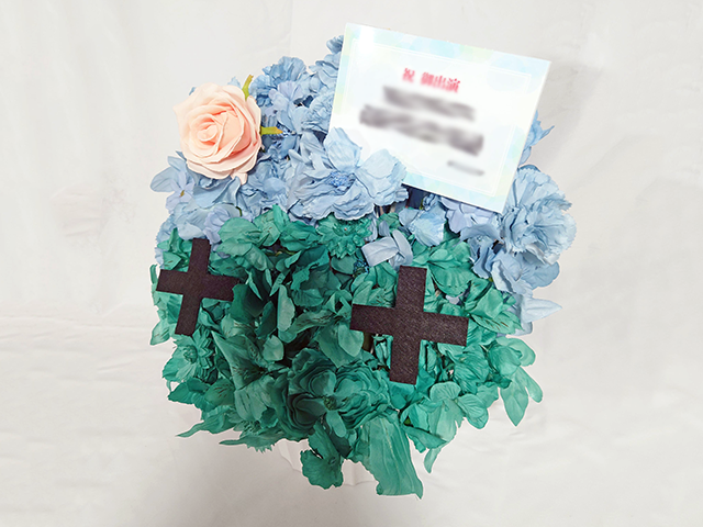 楽屋花アレンジ／青緑の2色ベース+アクセントカラーローズ／Yatsugi Flower Dye Lab（八ツ木フラワーダイラボ）