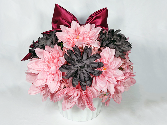 楽屋花／特注制作／2色のダリア＆菊アレンジ２／Yatsugi Flower Dye Lab（八ツ木フラワーダイラボ）